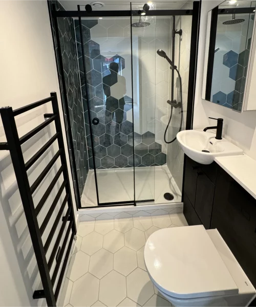 Symmetrical bathroom tile layout and finishes image